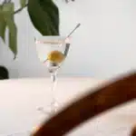 Dry Martini görs med Lydén Navy Gin & torr vermouth