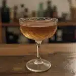 Seelbach görs med bourbon, cointreau, angostura bitters, peychauds bitter