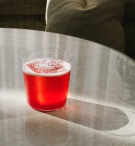 G.I.N.O med körsbärsinfuserad gin, antica formula, campari, hallonsockerlag, vit chokladlikör, citronjuice & saltvatten