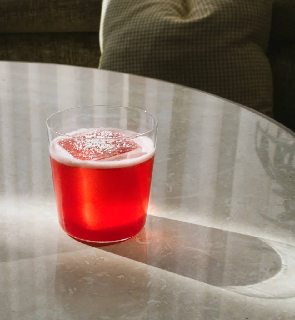 G.I.N.O G.I.N.O med körsbärsinfuserad gin, antica formula, campari, hallonsockerlag, vit chokladlikör, citronjuice & saltvatten