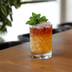 Freight Train Swizzle med rom, falernum, grön chartruese & limejuice