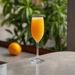 Champagne Pick-Me-Up med cognac, apelsinjuice, grenadine & champagne