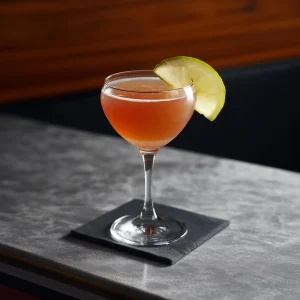 Washington Apple med rye whisky, limejuice, juice från granny smith & tranbärssockerlag