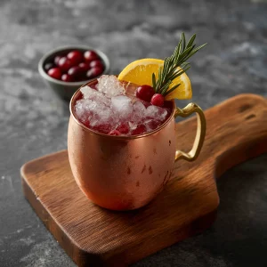 Yule Mule med vodka, apelsinjuice, tranbärsjuice & ginger beer