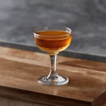 Sforzando med mezcal, rye whisky, benedictine D.O.M, torr vermouth & mole bitters