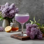 floral Daiquiri med ljus rom, lavandelsockerlag, fläderlikör, creme de violette, limejuice