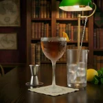 Complex Tipperary med irländsk whisky, söt vermouth, gul & grön chartreuse, absinthe, orange bitters & aromatiska bitters