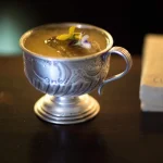 Curfew Punch med rom, orange curacao, persikocognac, passionsfrukt, citrongräs, limejuice & rosepeppar