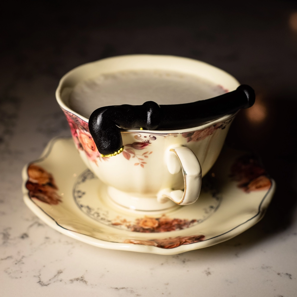 Unfaithful med gin, gurkjuice, honungssockerlag, citronjuice, cointreau & lakritspilver