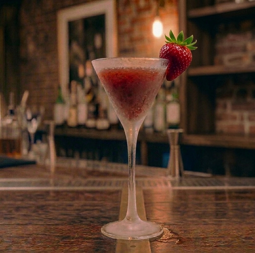 Fashionista'tini med vodka, söt vermouth, grantäpple, jordgubbslikör, rosvatten & piment d´ espelette chile