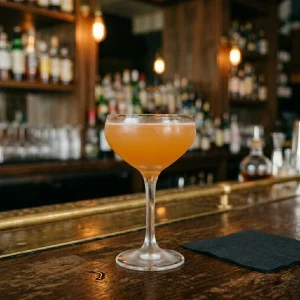 Under The Volcano med anejo tequila, limejuice, cynar, gul chartreuse & agave