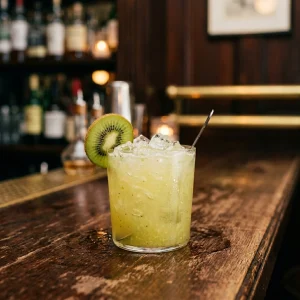 Green Destiny med gurka, kiwi, bisongräsvodka. äpplejuice & 2:1 sockerlag