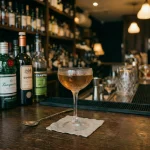 Sand Martin med gin, sät vermouth & grön chartreuse