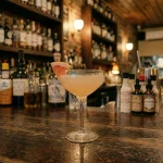 The Saint med bourbon, lillet, grapefruktlikör, citronjuice, ingefärssockerlag & salt