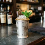Apricot Julep med aprikoser, mynta, bourbon & aprikoslikör