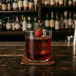 House of Payne med gin, färska hallon, sloe gin och campari
