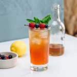 Bourbon Strawberry Iced Tea med bourbon. jordgubbar, citronjuice, sockerlag & iste