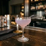 Lavendel Gimlet med gin, limejuice & lavendelsockerlag