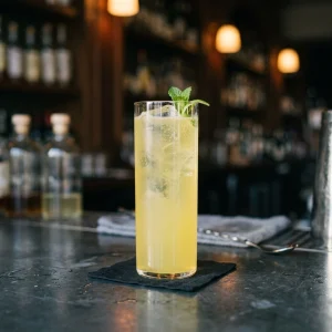 Pearl Button med cachaca, limejuice, sockerlag & lemonade