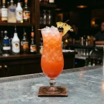 Ruby Relaxer med vodka, kokosrom, persikolikör, ananasjuice, tranbärsjuice & grenadine