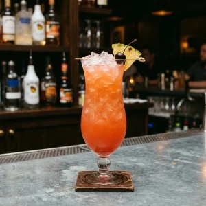 Ruby Relaxer med vodka, kokosrom, persikolikör, ananasjuice, tranbärsjuice & grenadine
