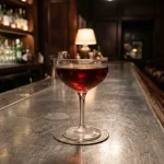 Bobby’s Manhattan med mörk rom, söt vermouth, cherry hearing, orange bitters & aromatiska bitter