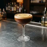 Espresso Martini Sour med vodka, kaffelikör, espresso, citron & sockerlag