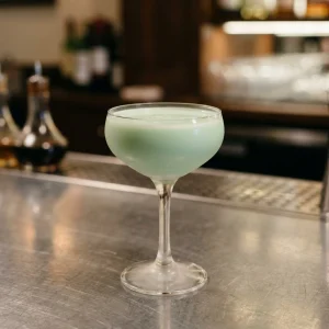 Grasshopper med grön creme the menthe, vit creme de cacao & grädde