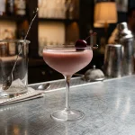 Cherry Alexander med vaniljvodka, cherry heering, vit creme de cacao & grädde