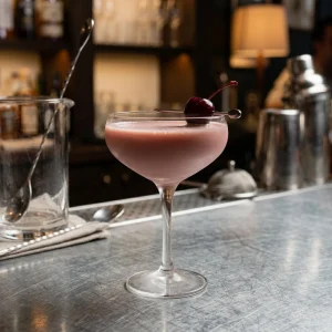 Cherry Alexander med vaniljvodka, cherry heering, vit creme de cacao & grädde