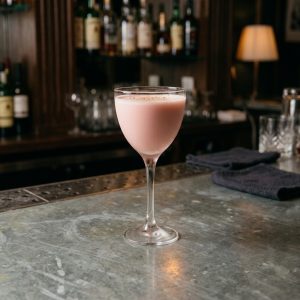 Pink Squirrel med creme de noyaux, vit creme de cacao & grädde