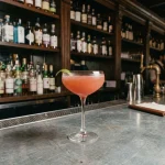 Debutante med gin, limejuice, grenadine & orange bitters