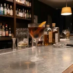 Diplomat Cocktail med torr vermouth, söt vermouth, marashinolikör & orange bitters