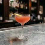 Twelve Mile Limit med ljus rom, rye whisky, cognac,citronjuice & grenadine