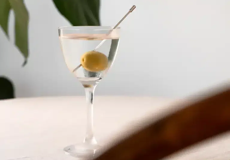 Dry Martini görs med Lydén Navy Gin & torr vermouth