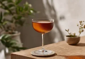 Yacht Club med ljus rom, söt vermouth & apricot brandy