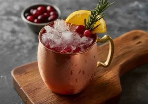 Yule Mule med vodka, apelsinjuice, tranbärsjuice & ginger beer